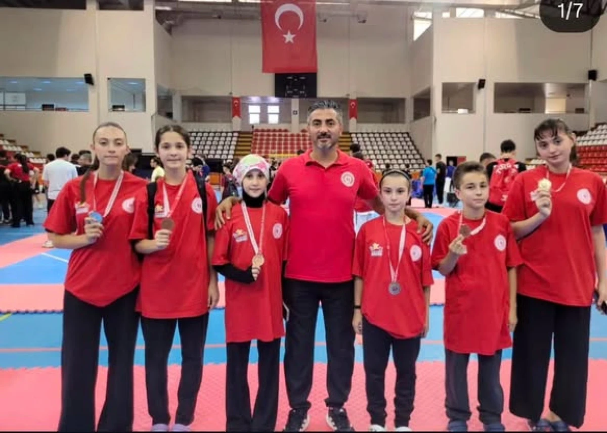 D&uuml;zce&rsquo;nin Taekwondo Kız Takımı ANALİG Finallerine Y&uuml;kseldi