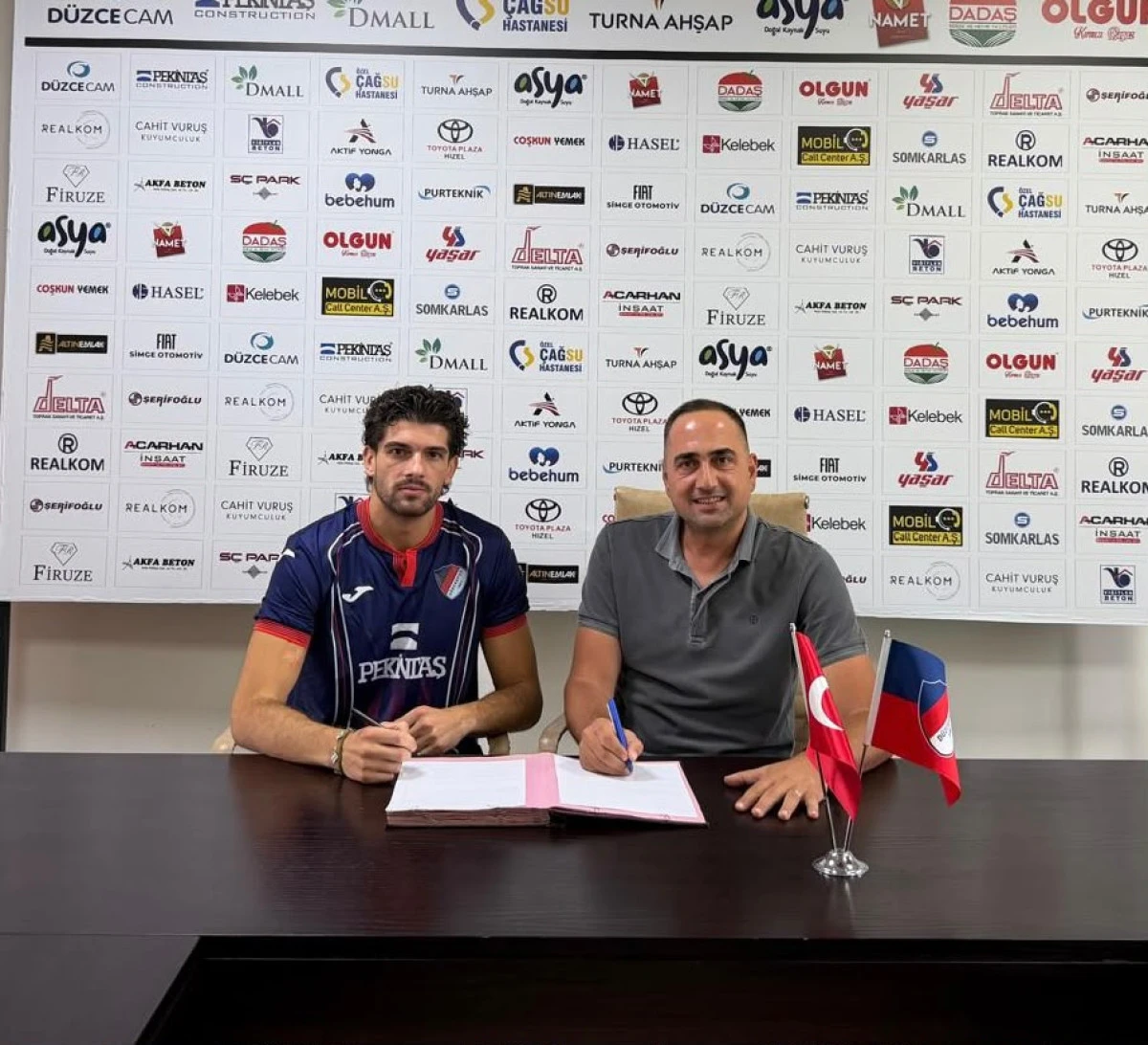 D&uuml;zcespor&rsquo;dan forvet hattına tecr&uuml;beli takviye