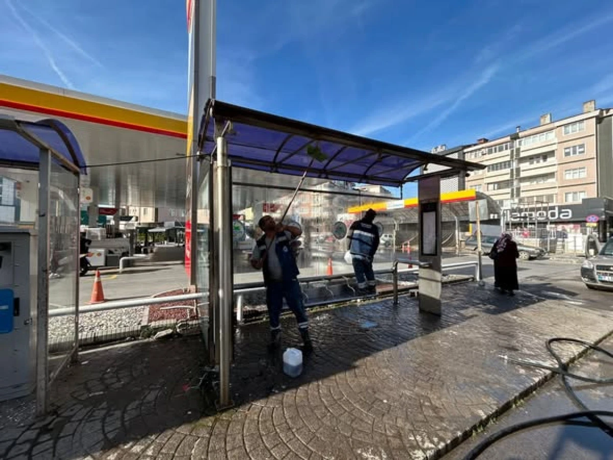 EREĞLİ’DE OTOBÜS DURAKLARI DETAYLI TEMİZLENDİ