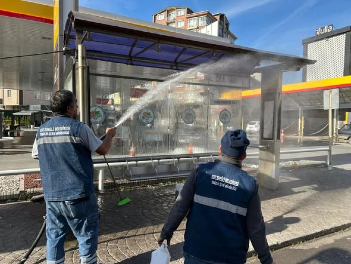 EREĞLİ’DE OTOBÜS DURAKLARI DETAYLI TEMİZLENDİ