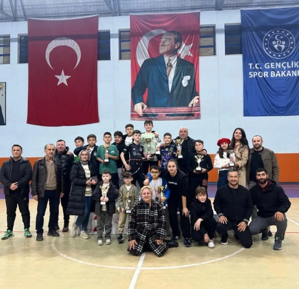 G&ouml;lyaka&rsquo;da 23 Nisan Coşkusu Tenis Turnuvasıyla Ta&ccedil;landı 