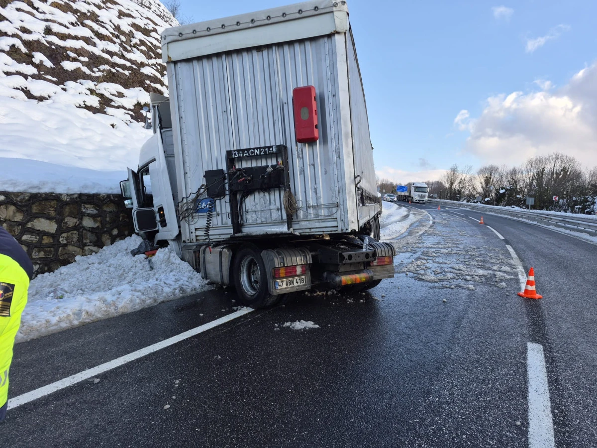 (G&ouml;r&uuml;nt&uuml;l&uuml;) AK&Ccedil;AKOCA D&Uuml;ZCE KARAYOLUNDA KAZA