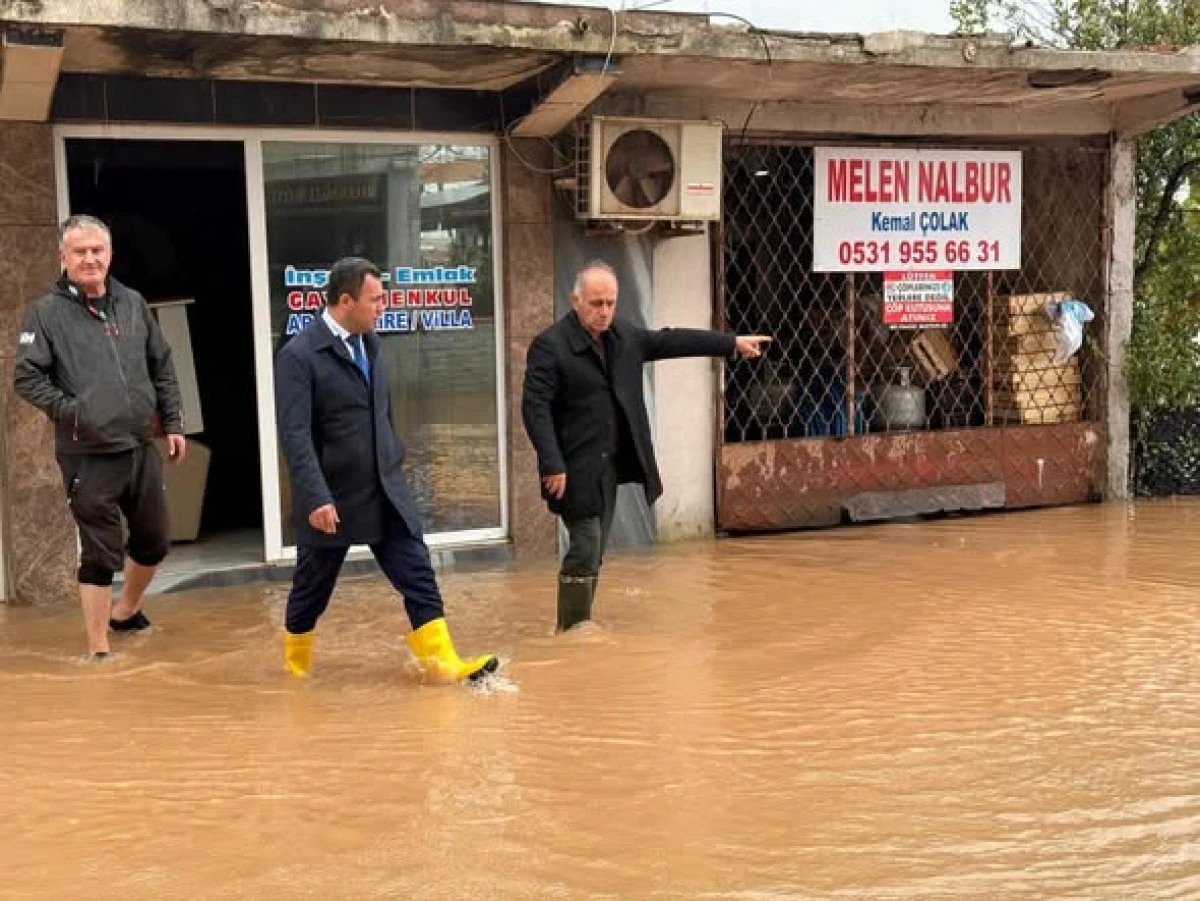 (G&ouml;r&uuml;nt&uuml;l&uuml;) AK&Ccedil;AKOCA MELENAĞZI K&Ouml;Y&Uuml;NDE SEL TAŞKINI!