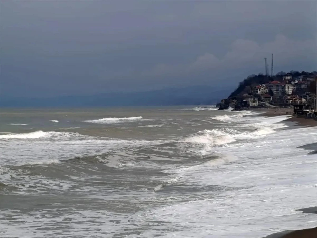 (G&ouml;r&uuml;nt&uuml;l&uuml;) AK&Ccedil;AKOCA&rsquo;DA SAĞANAK HAYATI OLUMSUZ ETKİLEDİ! KARADENİZ COŞTU
