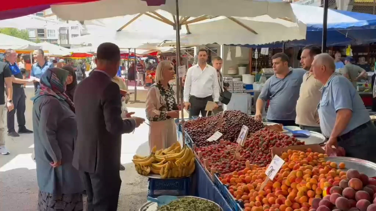(G&ouml;r&uuml;nt&uuml;l&uuml;) Alev &Uuml;nal pazar esnafını ziyaret etti: