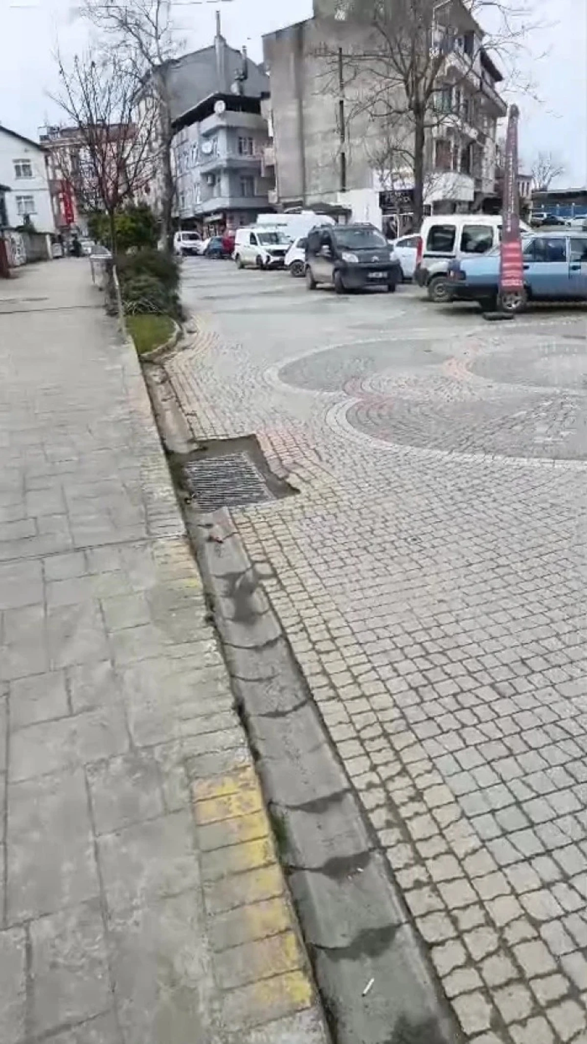 (G&ouml;r&uuml;nt&uuml;l&uuml;) Ara&ccedil;lar Cami &Ouml;n&uuml;ndeki Parkı İşgal Ediyor