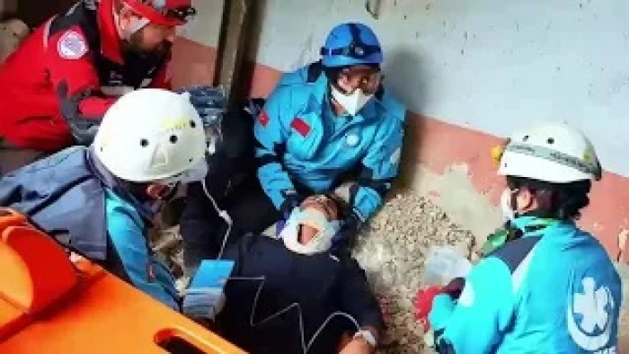 (G&ouml;r&uuml;nt&uuml;l&uuml;) ESKİ DEVLET HASTANESİNİN ENKAZINDA NEFES KESEN TATBİKAT!
