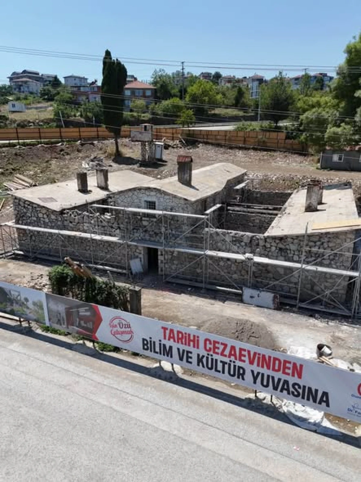 (G&ouml;r&uuml;nt&uuml;l&uuml;) Faruk &Ouml;zl&uuml;: "Tarihi Ak&ccedil;akoca Cezaevi K&uuml;t&uuml;phanesi Geleceğe Kazandırılıyor"
