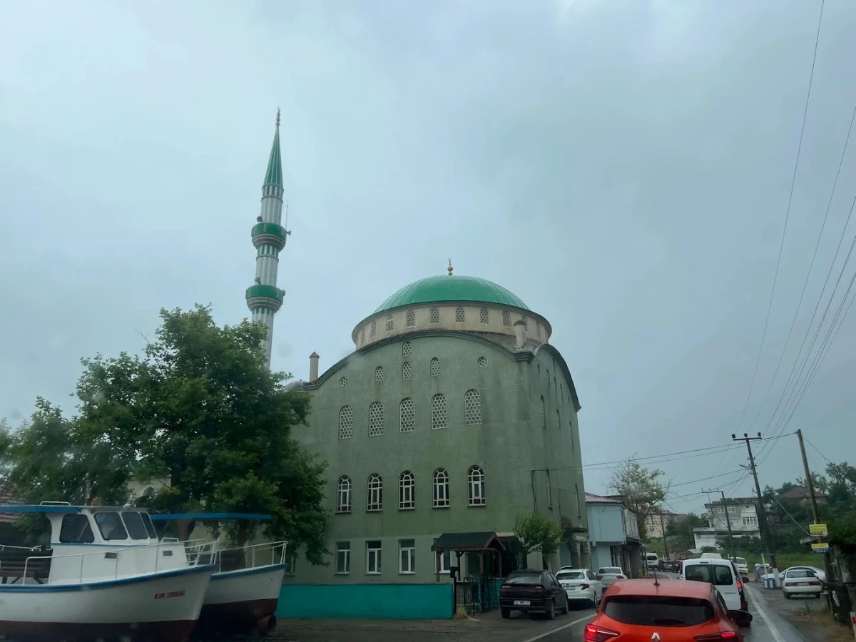(G&ouml;r&uuml;nt&uuml;l&uuml;) MELENAĞZI K&Ouml;Y&Uuml; CAMİSİ İMECE USUL&Uuml;YLE YENİLENDİ