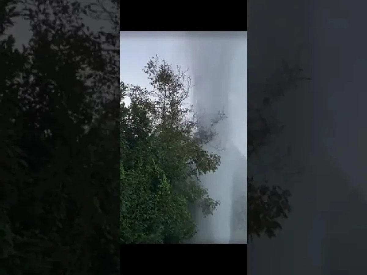 (G&ouml;r&uuml;nt&uuml;l&uuml;) Tonlarca su yola aktı, ulaşım durdu