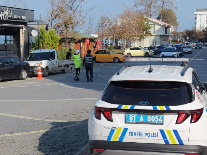 (G&ouml;r&uuml;nt&uuml;l&uuml;)AK&Ccedil;AKOCA TRAFİK POLİSİNDEN HAFTA SONU MESAİSİ
