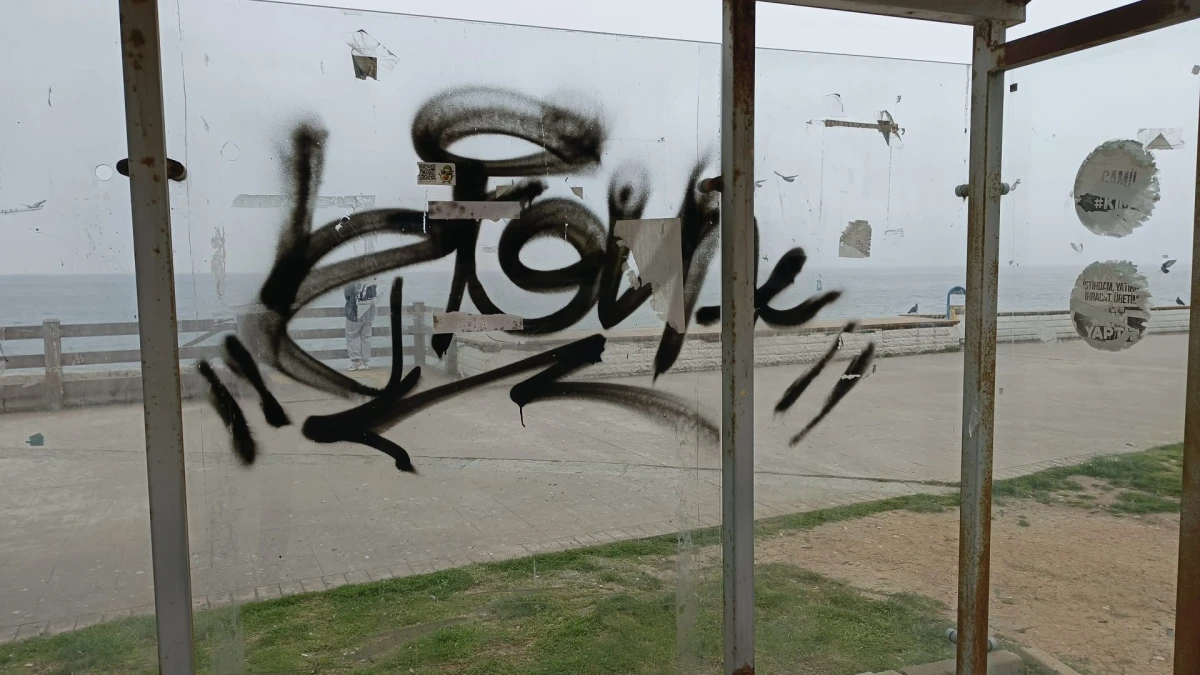 (G&ouml;r&uuml;nt&uuml;l&uuml;)BELEDİYE NEDEN SAHİP &Ccedil;IKMIYOR? DURAKLAR SAHİPSİZ Mİ?