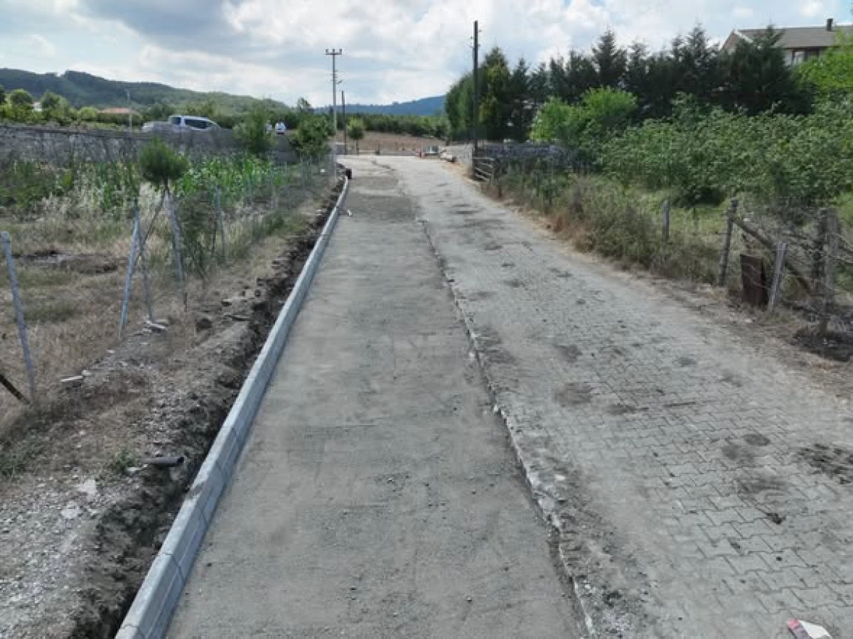 G&Uuml;M&Uuml;ŞOVA&rsquo;DA HALI SAHA PROJESİ BAŞLADI, YOL ONARIM &Ccedil;ALIŞMALARI S&Uuml;R&Uuml;YOR
