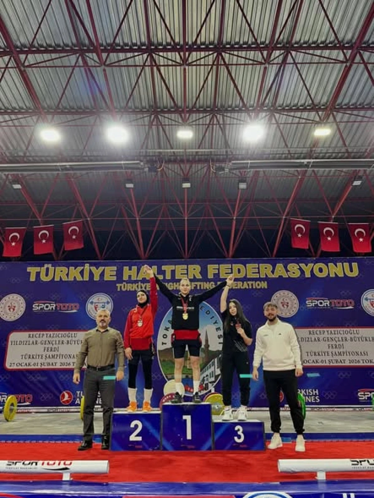 G&Uuml;M&Uuml;ŞOVALI HALTERCİ ŞAMPİYON OLDU