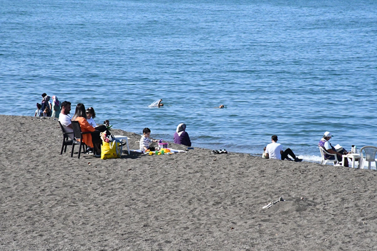 G&Uuml;NEŞ Y&Uuml;Z&Uuml;N&Uuml; G&Ouml;STERDİ, AK&Ccedil;AKOCA SAHİLİ HAREKETLENDİ