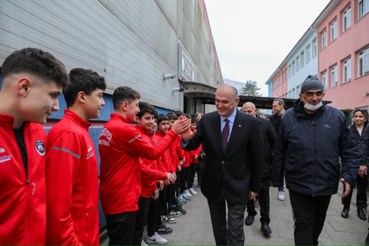 G&Uuml;REŞ&Ccedil;İLERE SPOR MALZEMELERİ DAĞITILDI