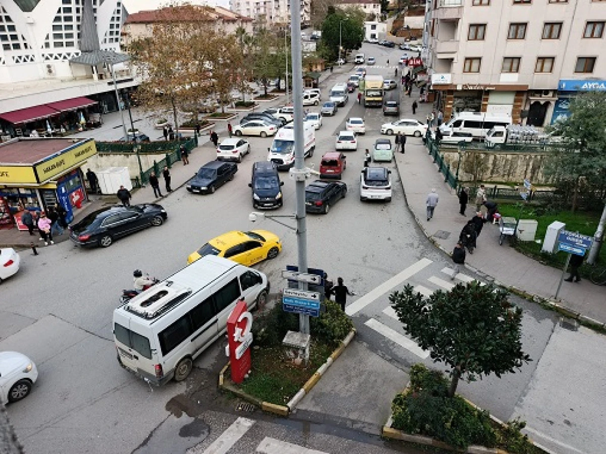 HER YÖNDEN GELEN ARAÇ YOĞUNLUĞU KAVŞAĞI KİLİTLİYOR
