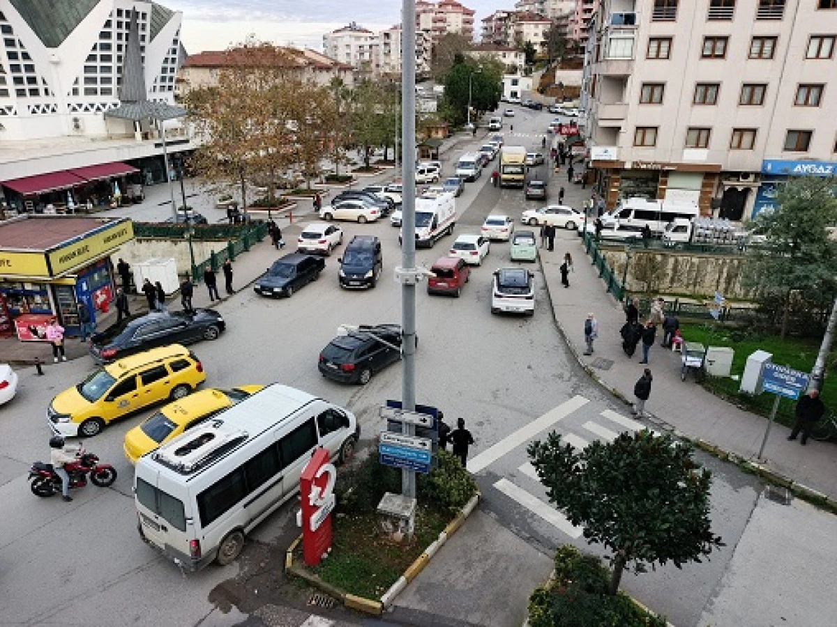 HER YÖNDEN GELEN ARAÇ YOĞUNLUĞU KAVŞAĞI KİLİTLİYOR