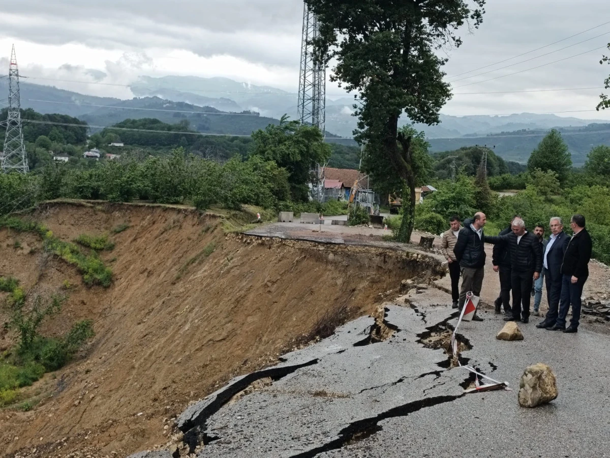 HEYELAN B&Ouml;LGESİNDE İNCELEME: YOLUN YENİDEN ULAŞIMA A&Ccedil;ILMASI İ&Ccedil;İN &Ccedil;ALIŞMALAR S&Uuml;R&Uuml;YOR