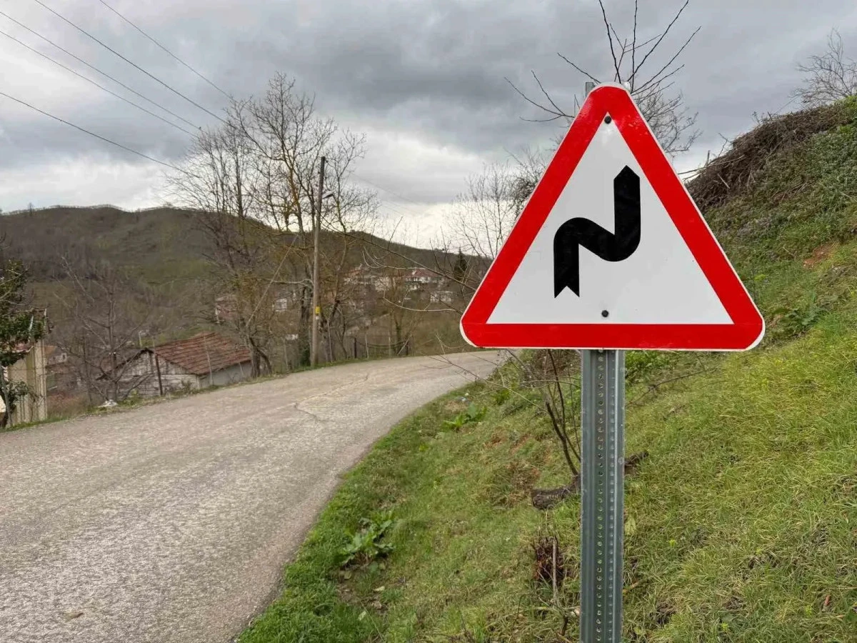 İGM DEN K&Uuml;PLER K&Ouml;Y&Uuml;NE TRAFİK LEVHALARI