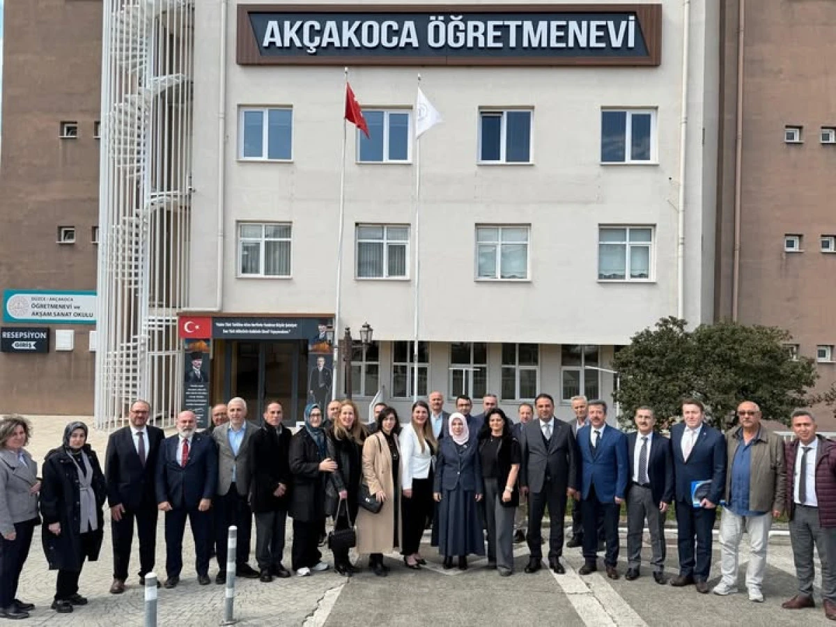 İl Mill&icirc; Eğitim M&uuml;d&uuml;r&uuml; G&uuml;lşen &Ouml;zer Ak&ccedil;akoca&rsquo;da Eğitim G&uuml;ndemini Değerlendirdi