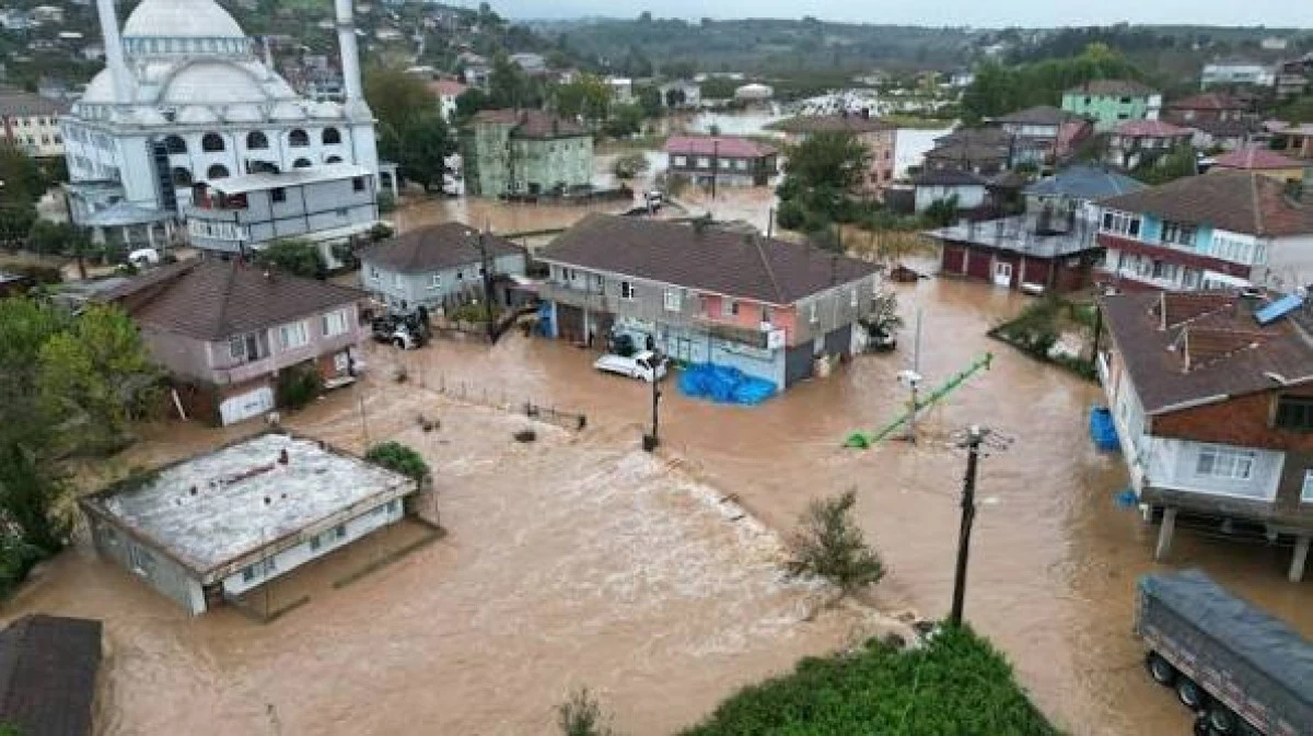 KARASU TARİHİNİN EN B&Uuml;Y&Uuml;K SU TAŞKINLARINDAN BİRİ! İL&Ccedil;E SULAR ALTINDA KALDI