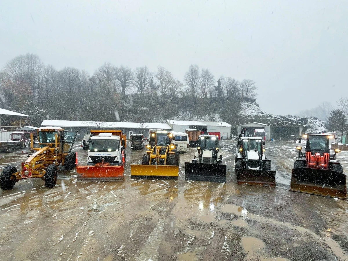 Kaynaşlı Belediyesi Karla M&uuml;cadele İ&ccedil;in Sahada