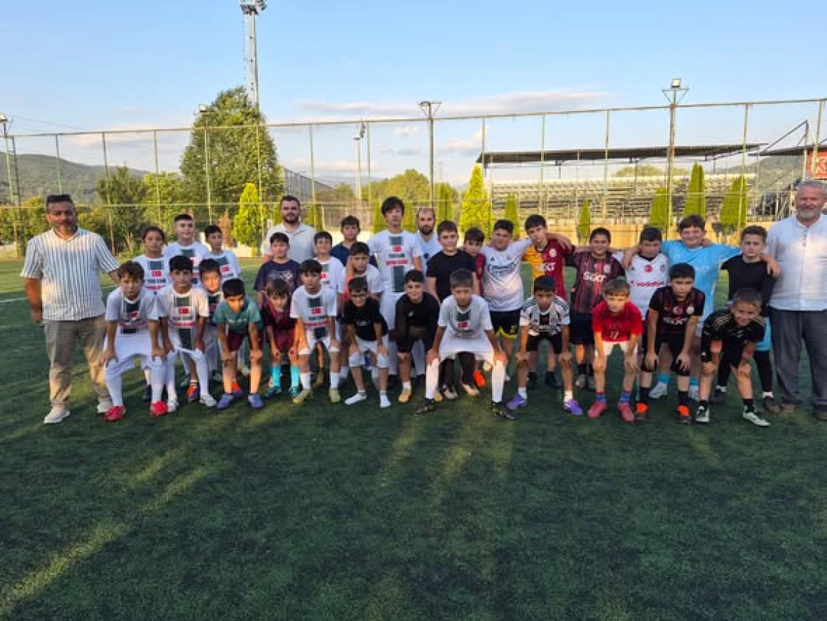 Kaynaşlı&rsquo;da Camiler Arası Gen&ccedil;ler Futbol Turnuvası Tamamlandı!