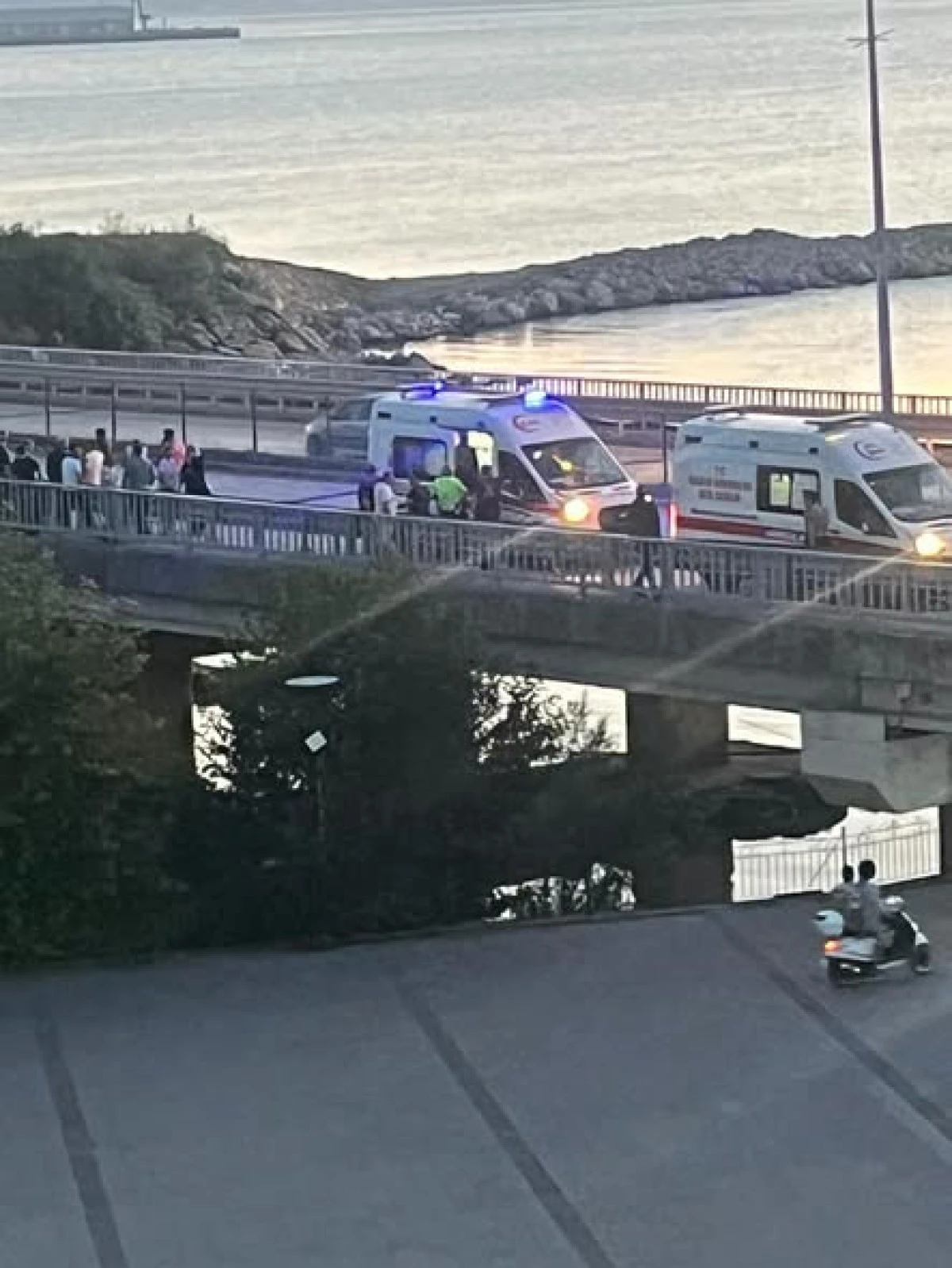 K&Ouml;PR&Uuml; KAZA SEBEBİYLE KISA S&Uuml;RELİĞİNE ARA&Ccedil; TRAFİĞİNE KAPANDI.