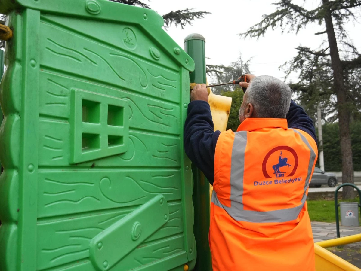 MAHALLE PARKLARINDA TADİLAT YAPILIYOR