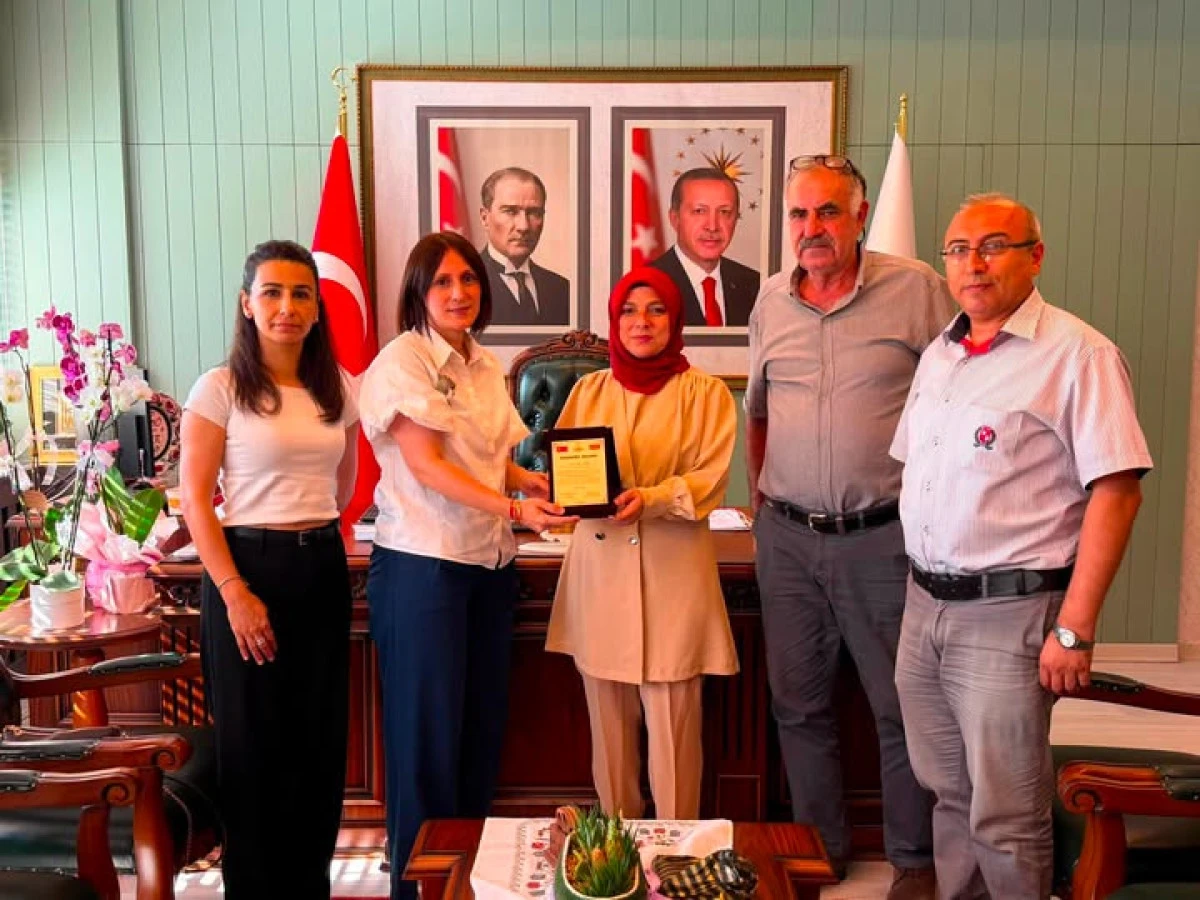 Makedonya'dan D&uuml;zce İl Mill&icirc; Eğitim M&uuml;d&uuml;r&uuml; G&uuml;lşen &Ouml;zer'e Teşekk&uuml;r Plaketi