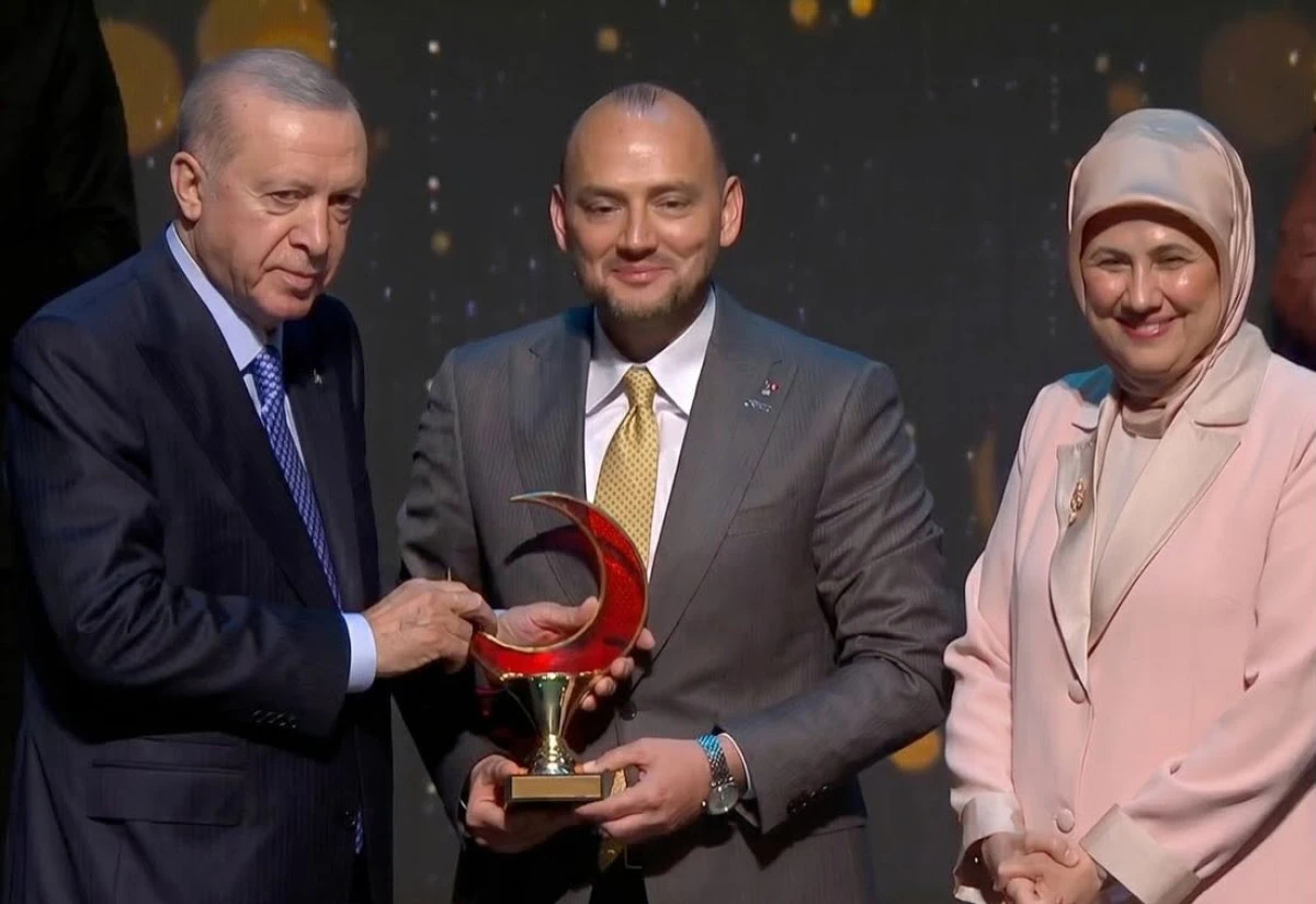 M&Uuml;SİAD BAŞKANINA ONURLU &Ouml;D&Uuml;L