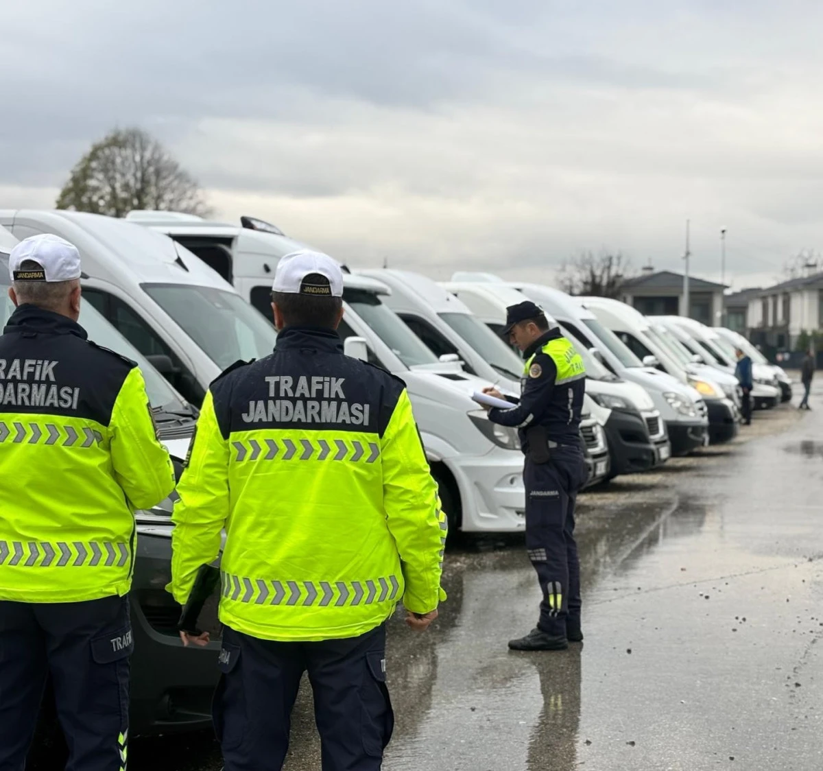 Okul servis ara&ccedil;ları denetimi s&uuml;r&uuml;yor 