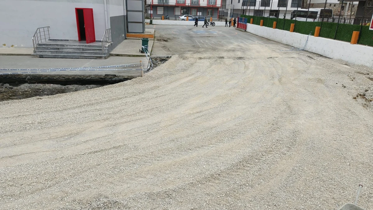 OSMANİYE İLK&Ouml;ĞRETİM OKULU&rsquo;NA ANLAMLI DESTEK: 600 M&sup2;&rsquo;LİK ALAN YENİLENİYOR