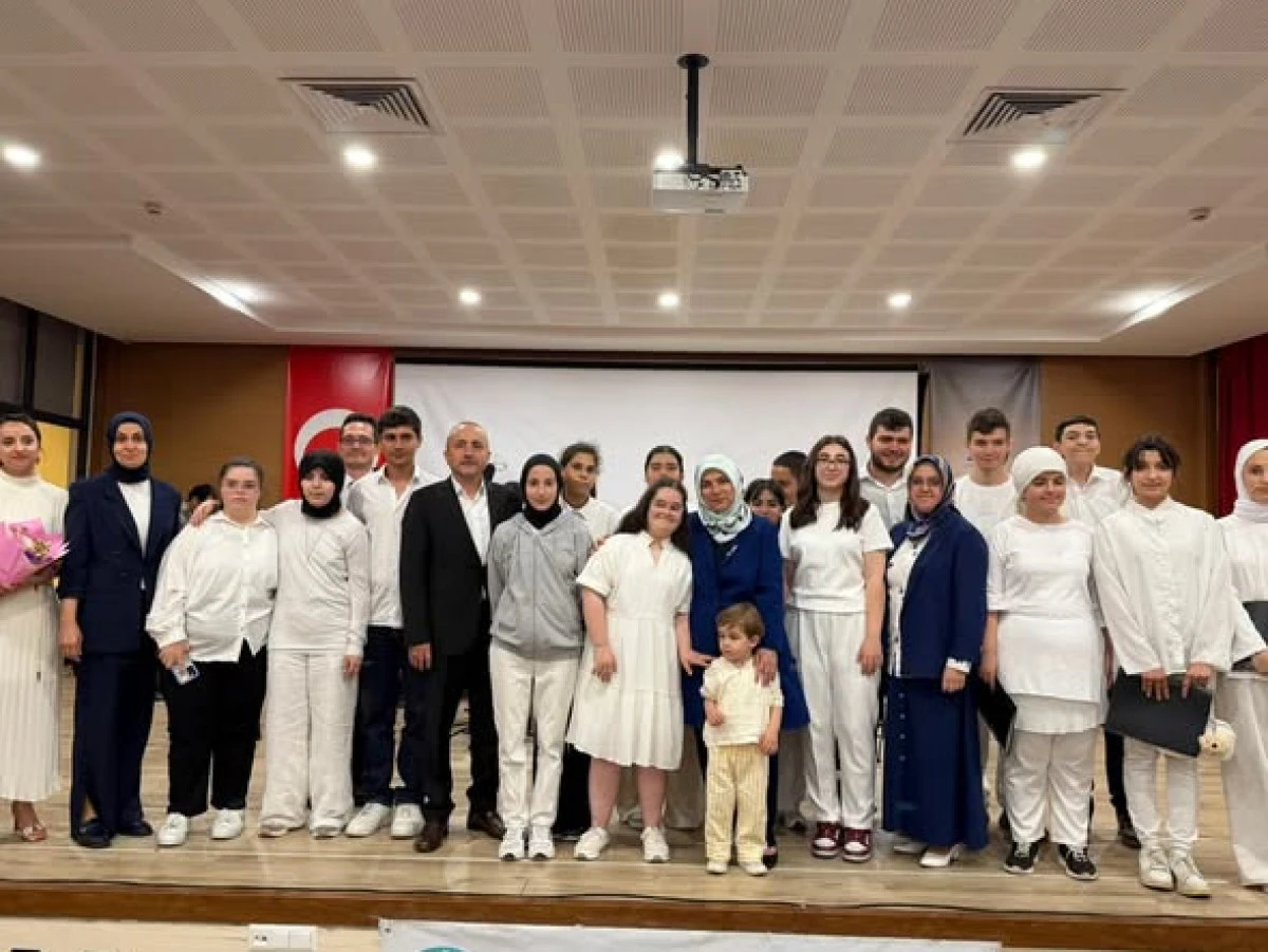 &Ouml;zel &Ouml;ğrencilerimizden Renk, Ritim ve Ezgi Dolu Yıl Sonu Programı