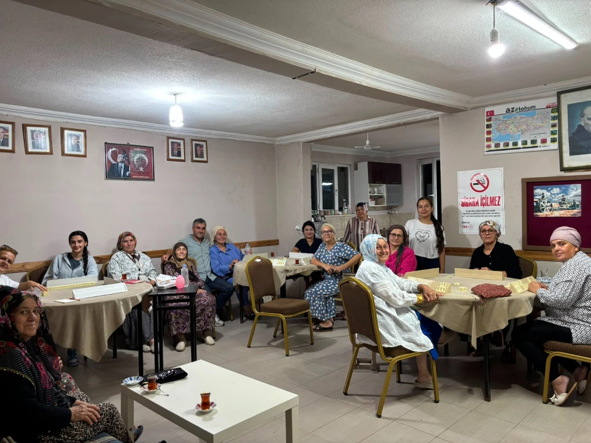 Paşalar k&ouml;y&uuml;nde kadınlar kahvede okey oynuyor Kadınlar kahvede okeye d&ouml;n&uuml;yor