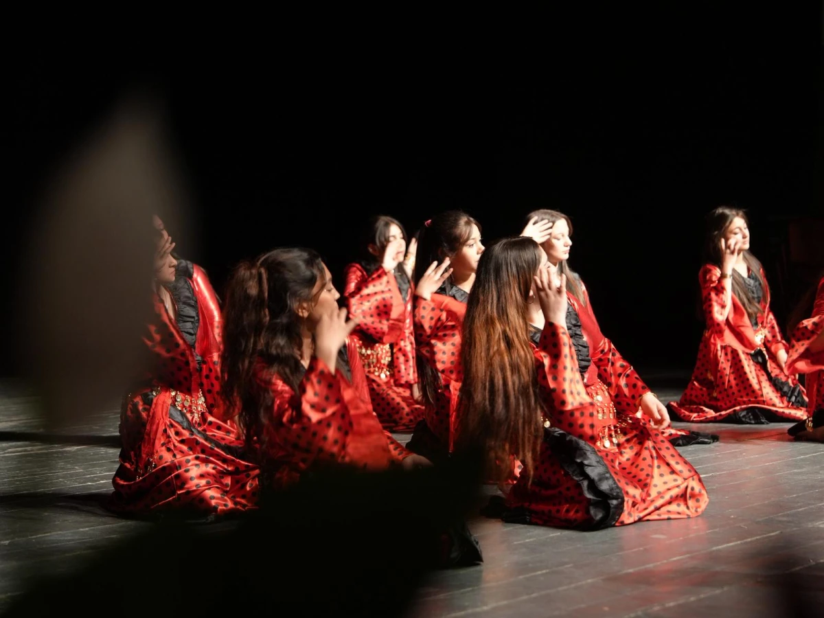 ROMANLAR, BİRBİRİNDEN RENKLİ G&Ouml;R&Uuml;NT&Uuml;LER OLUŞTURDU