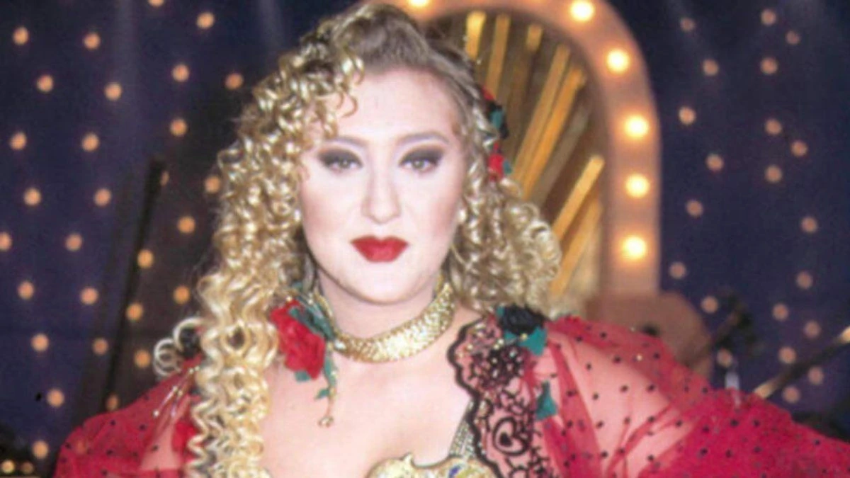 ŞARKICI GÜLLÜ HAYATA VEDA ETTİ