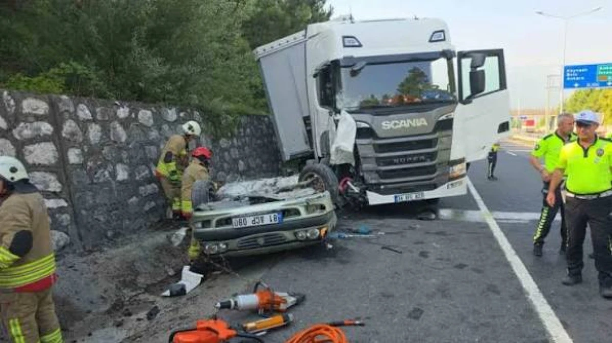 Tırın altına giren otomobil kağıt gibi ezildi: 1 &ouml;l&uuml;