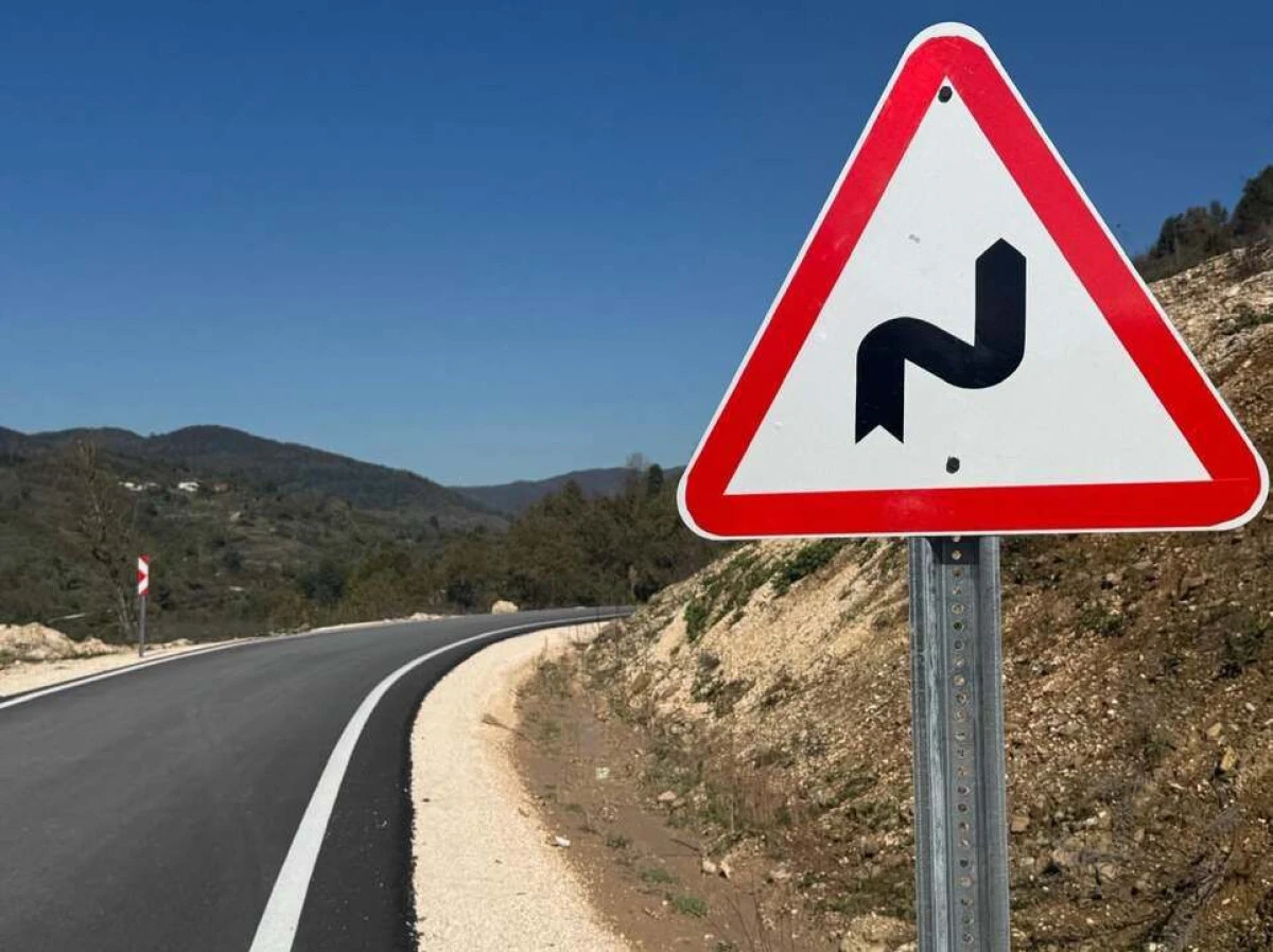trafik ve y&ouml;nlendirme levhalarına y&ouml;nelik &ccedil;alışmalar ger&ccedil;ekleştiriliyor.