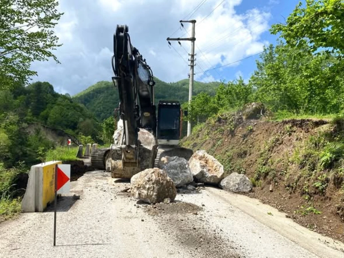 Uğur K&ouml;y&uuml;&rsquo;nde Heyelan B&ouml;lgesinde &Ccedil;alışmalar S&uuml;r&uuml;yor