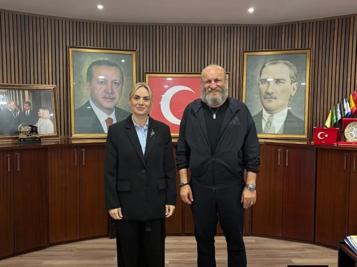&Uuml;nl&uuml; Sanat&ccedil;ı &Ccedil;etin Altay&rsquo;dan Ak&ccedil;akoca Belediyesine Ziyaret
