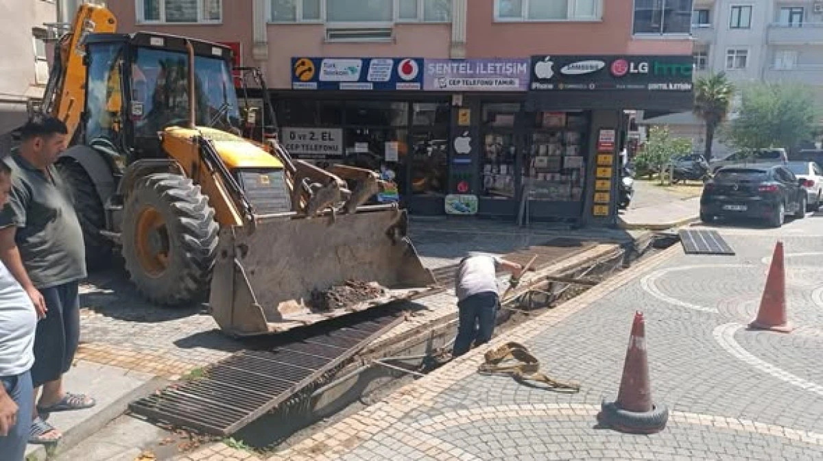 Yağış &Ouml;ncesi Mazgallarda Temizlik Seferberliği