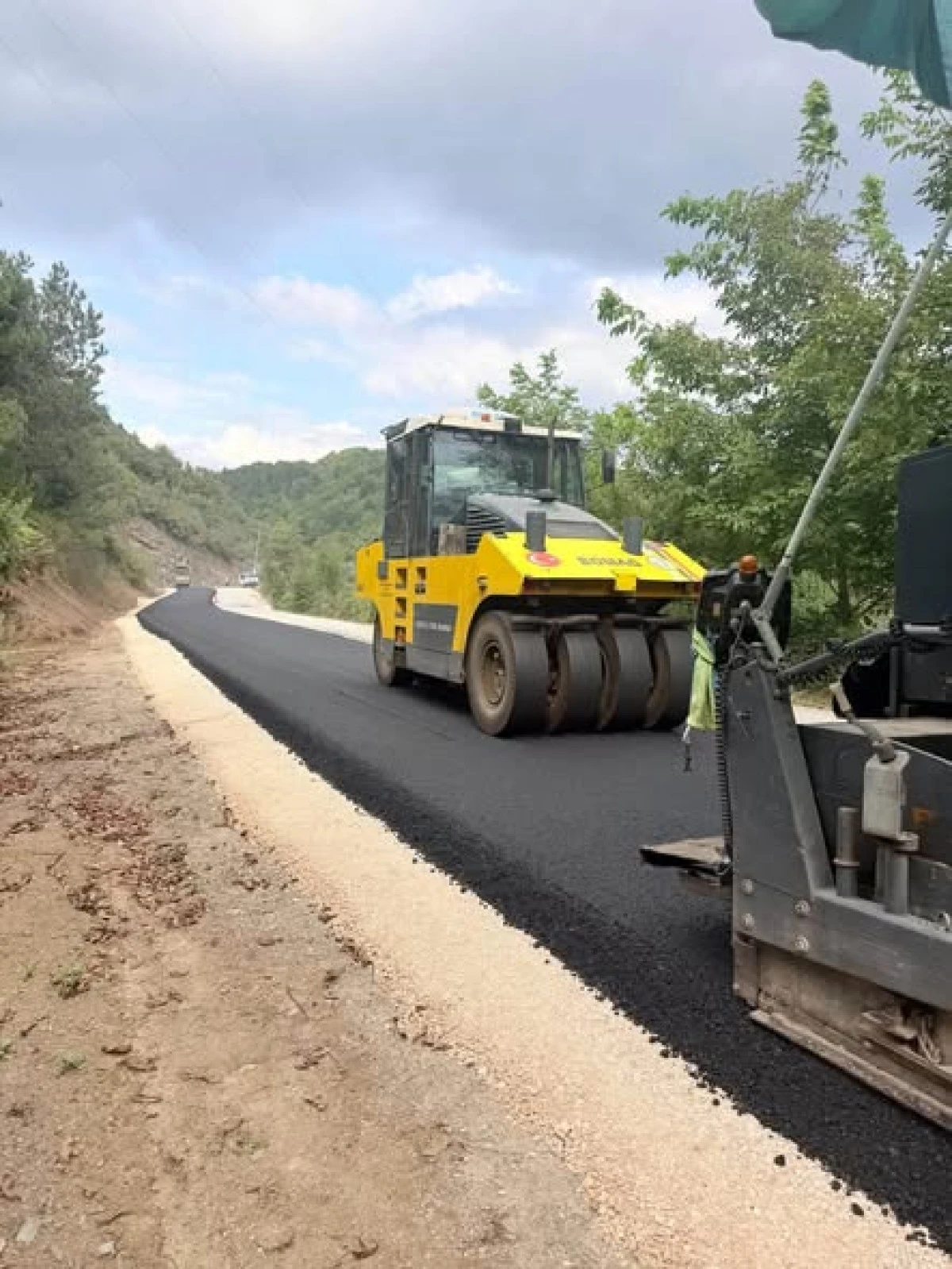 YEDİG&Ouml;LLER VE 17 K&Ouml;Y&Uuml;N YOL &Ccedil;İLESİ BİTİYOR!