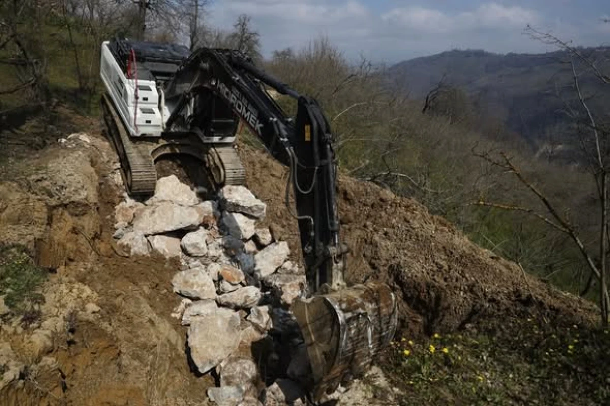 YEŞİLTEPE K&Ouml;Y&Uuml;NDE HEYELAN